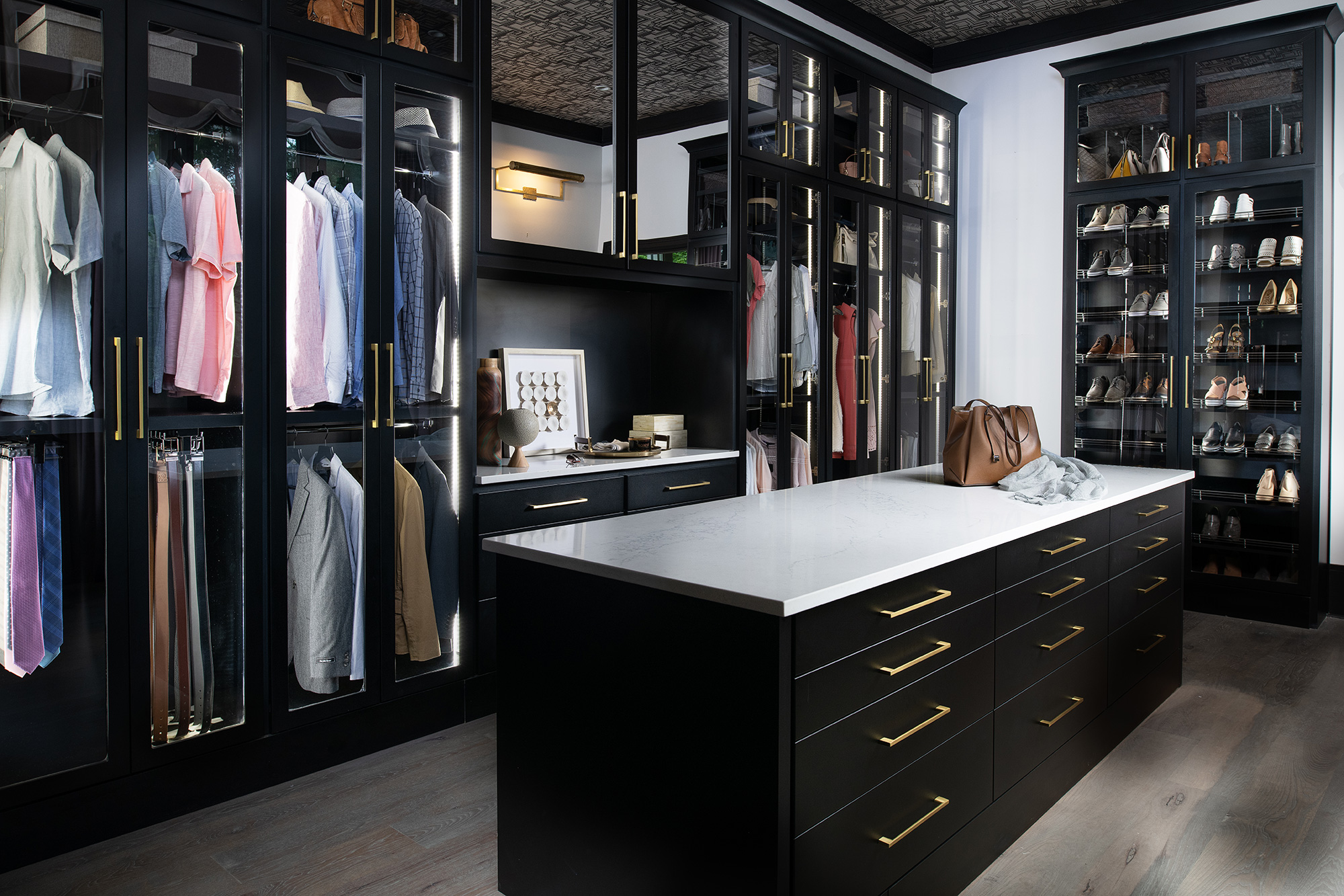 Read more about the article 5 Design Ideas for Your Walk-In Closet