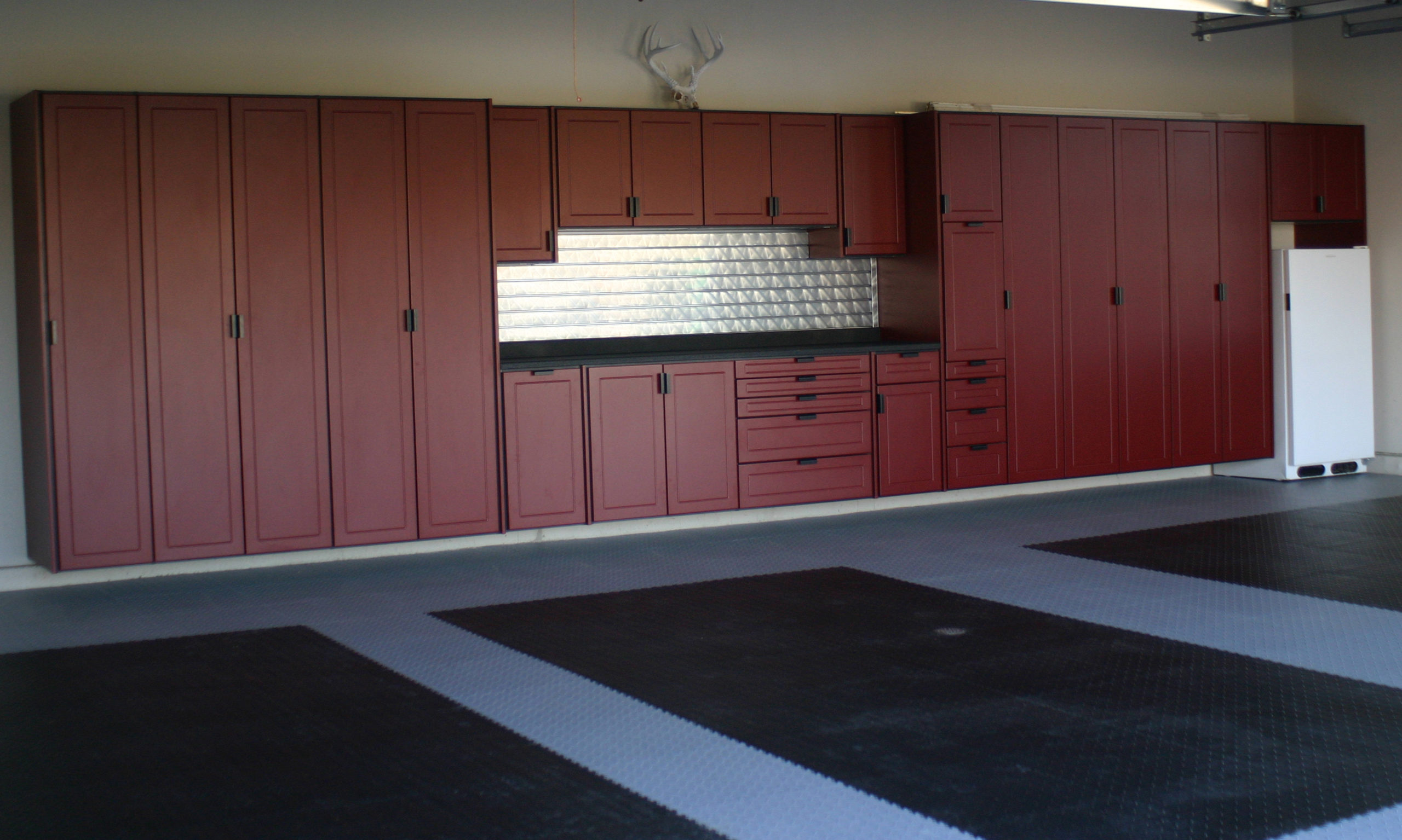 Read more about the article How to Know What Kind of Flooring is Best for Your Garage